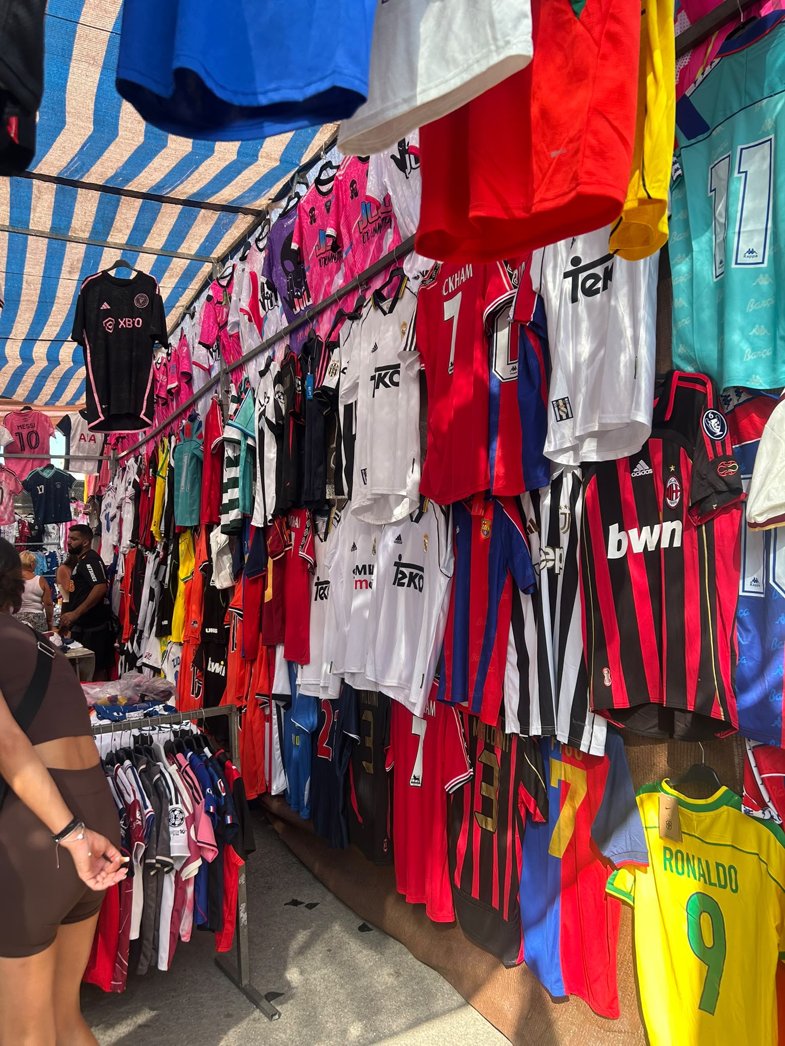 Marktstand mit einer großen Auswahl an Fußballtrikots